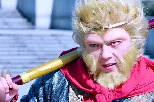 孙悟空穿越到现代,追着现代人喊师傅 !真的是太搞笑了!