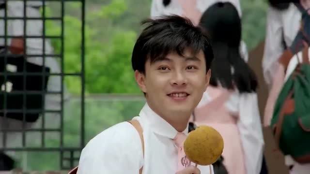 电影:老板故意把最大的鱼丸藏在底下,不料张卫健更精明,直接叉走