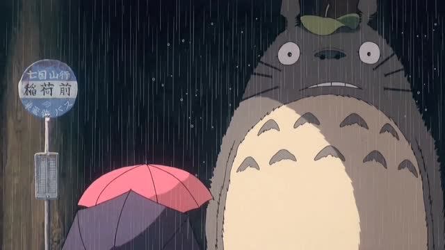 我还记得看雨停了龙猫跳了一下,然后树枝落雨下的很大,龙猫笑得很开心