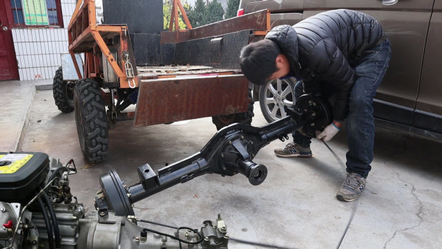 农闲:小伙启动双缸柴油农用车造车计划,先到加重后桥可载重3吨