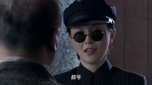 女特务一身黑衣去黑市交易,一句话让黑老大对她另眼相看!