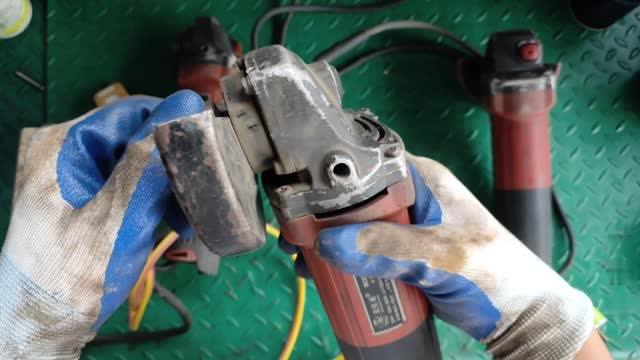 朋友一次拿了三台角磨机来维修,有一台报废了,看看都是什么问题