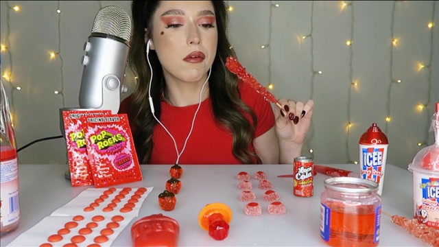 流行的红色糖果,主播吃法奇特,被酸到闭眼