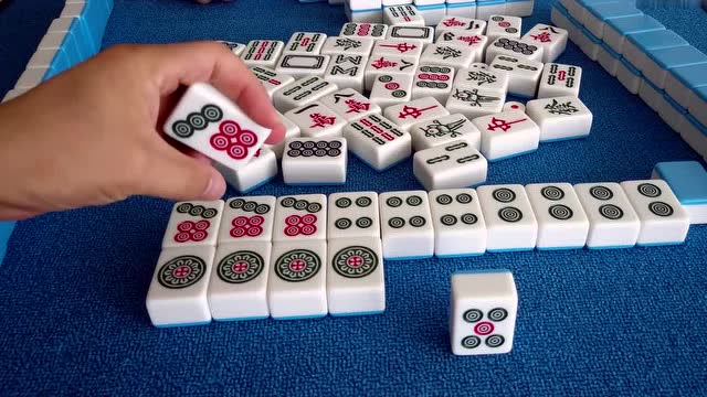 小伙太坏了,每次杠牌吓得牌友瑟瑟发抖,果真杠开清一色碰碰胡