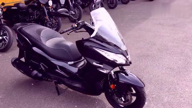 实拍川崎踏板车型j300,颜值真不赖,感觉如何?