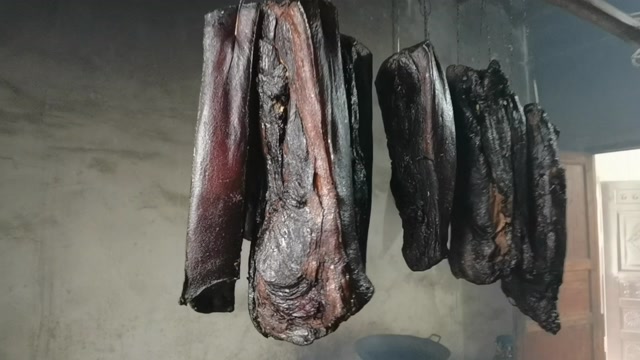 阿丰乡下收腊肉,湖南老奶奶用柏树枝熏了一个多月,50一斤贵吗?