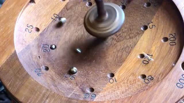 传统手艺匠心制作,钢珠陀螺玩法有趣,它能让所有的钢珠归位!