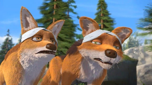 熊出没:两只豺狗想用悬崖碎石拦住熊大熊二,不料自己却挂彩了