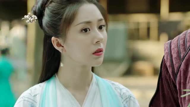 锦儿枕着将军的手入睡,将军看着可爱的锦儿,偷笑