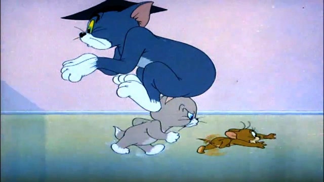 猫和老鼠:汤姆被小猫咪盯着追杰瑞,头被桌子卡住了!