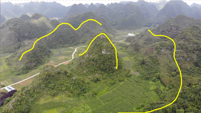 左右龙虎环抱,中间凸起山包,地势格局独一无二,真是个风水宝地