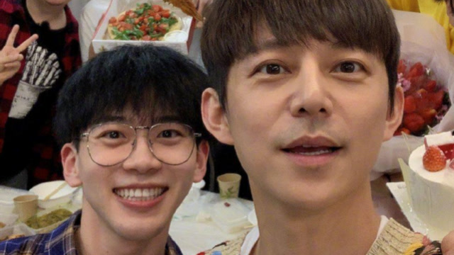 何炅亲密牵手,上手摸脸主角是费启鸣?两人曾被偶遇同看话剧