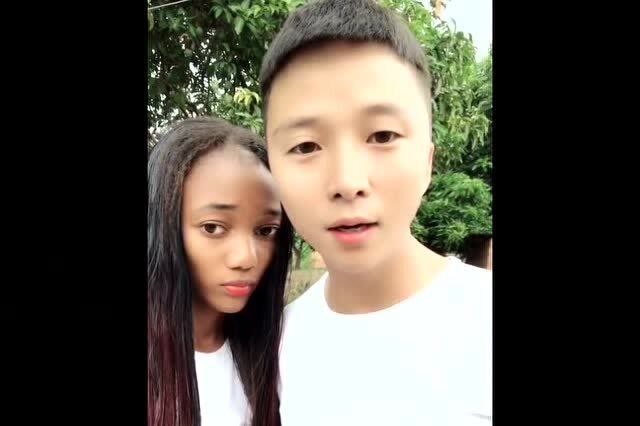 怎么说来着?hello先生坦白了,在非洲三年,身边就琪琪一个女朋友