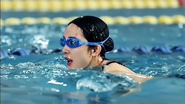 杨幂下水游泳犹如出水芙蓉!众人眼都瞪直了,太养眼!