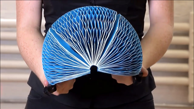 18岁大学生发明纸制"折叠头盔",方便携带不占空间,外型像香蕉!