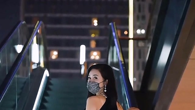 欣儿姐又戴着口罩,出来巡街了