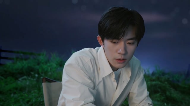 易烊千玺x特仑苏广告大片 白色衬衫牛仔裤 简约青春装扮 温柔帅气的四