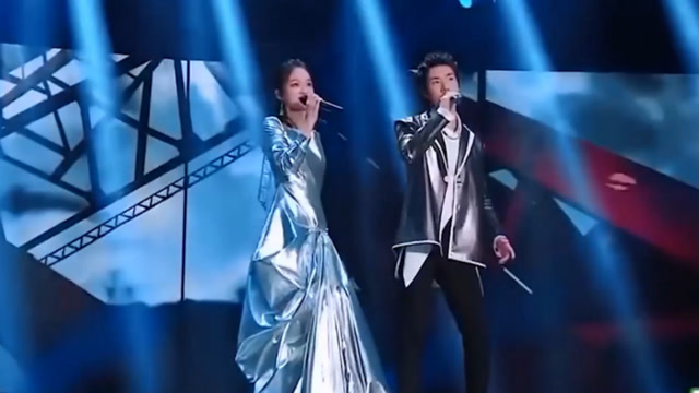 张韶涵与王晰合唱《黎明前的黑暗》,柔与刚的神级组合,超好听