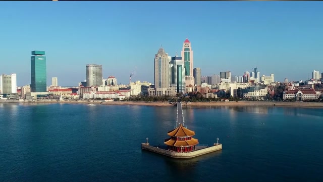 航拍青岛栈桥,海边竟然有如此之美的风景