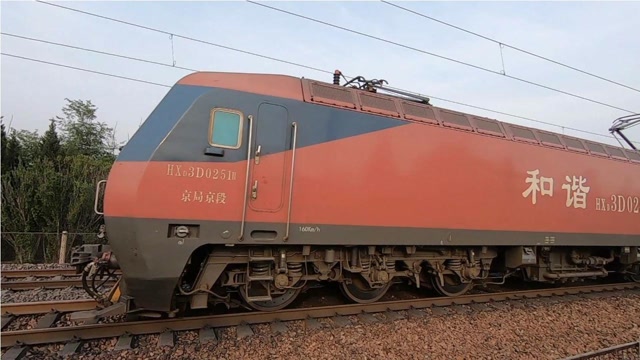 近距离实拍z150次直达列车,贵阳开往北京西,列车缓慢通过