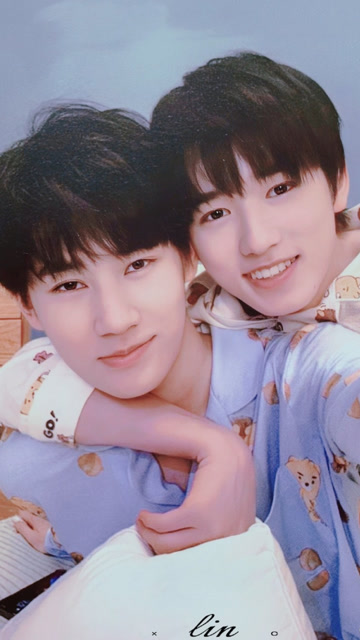 宋亚轩张真源两个幼稚的小朋友互相夺笋太可爱了!