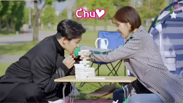 南太铉拉着张度妍手亲吻手背作为笑星的张度妍欲再次亲吻自己的手背