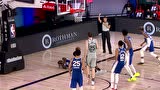 米尔顿被约翰逊撞倒 嘴里出血所幸无大碍