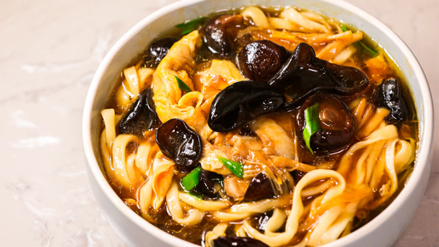 会了会了!1分钟学正宗老北京打卤面 零厨艺也能轻松搞定