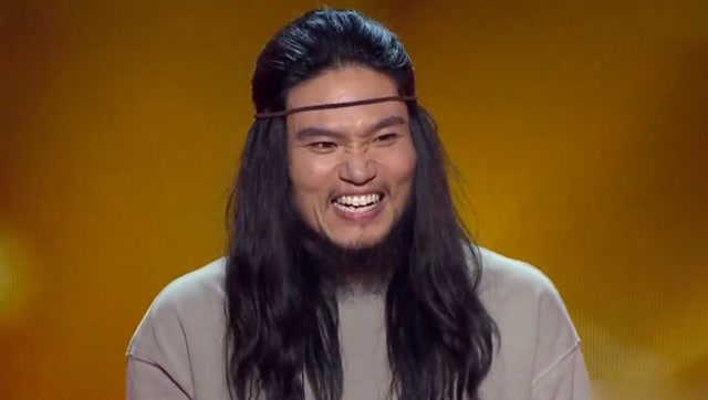 小伙长发造型惊到范晓萱