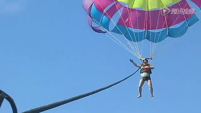 卢涛从蓝天披伞飞降碧海