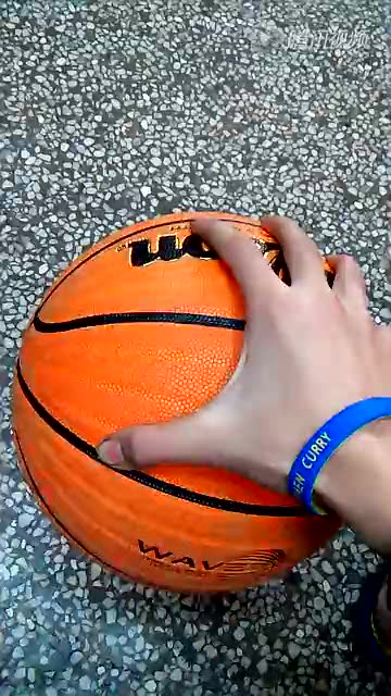 虎扑看球 威尔胜篮球空中单手抓球测试