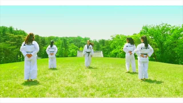 跆拳道圈-虎队5大美女室外跆拳道舞蹈,可爱死了