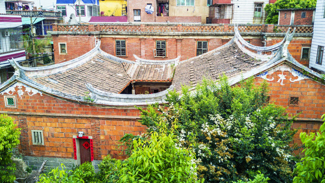 泉州西街奉圣巷:赖家6号红砖古厝与8号红砖洋楼