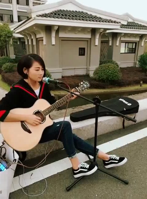 美女户外弹唱,这首歌没有听过的人应该不多