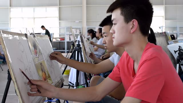 春玲美术高中学生上课