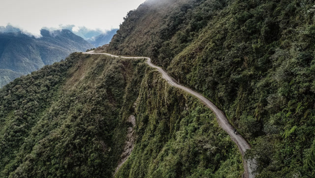 世界上最危险的公路,无数遇难者墓碑矗立在山路两旁