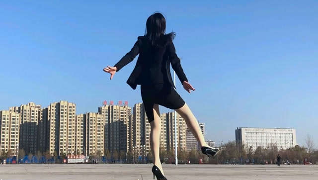 大姐跳舞蛮拼的冷不冷《69步鬼步舞》青青世界广场舞