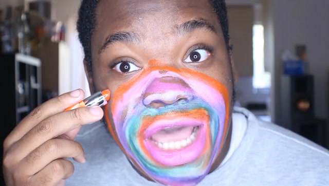 黑人小伙往脸上涂了100层口红后,跟大花猫似的,看着好喜感!