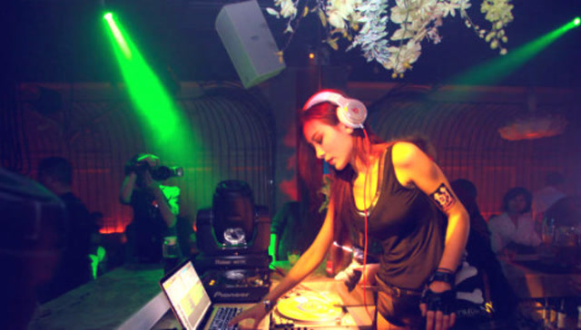 深夜的酒吧美女现场打碟