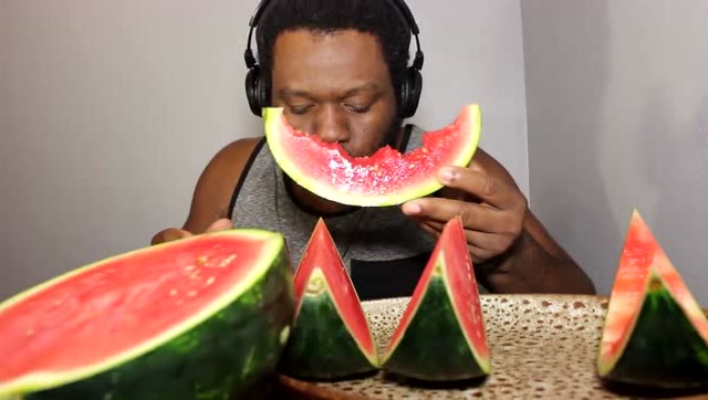 黑人小哥吃西瓜,咬了一口后就停不下来了,真享受