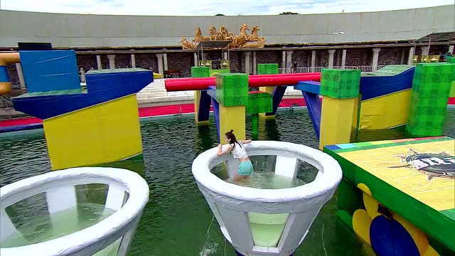 两位高个美女来闯关,落水瞬间都是落得那么美!