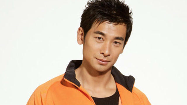 《生死拳速》中,赵文卓边骑单车边跟人打架