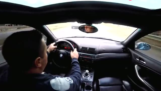 摄像头记录宝马司机高速追求刺激,加油门超车惊险撞车全程!