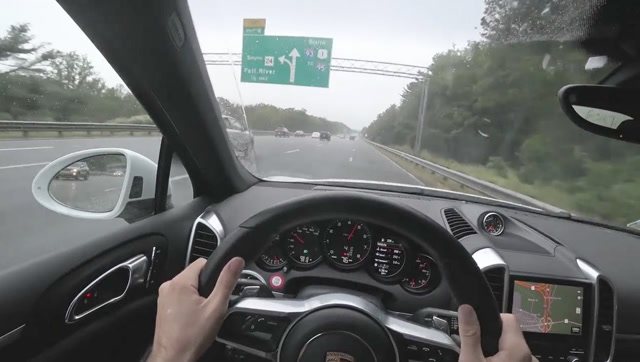 把保时捷卡宴开上高速,才知道百万豪车隔音有多牛