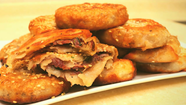 油酥饼如何做才能有嚼劲, 关键在于用热油做油酥