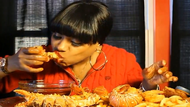 非洲美女吃帝王蟹,看到她的吃相我已经对帝王蟹没有任何食欲了