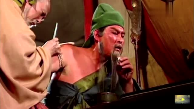 三国演义——硬汉关羽刮骨疗伤,谈笑自若,华佗看着都怕了