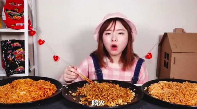 大胃王余多多挑战15包火鸡面,看看她辣成什么样子