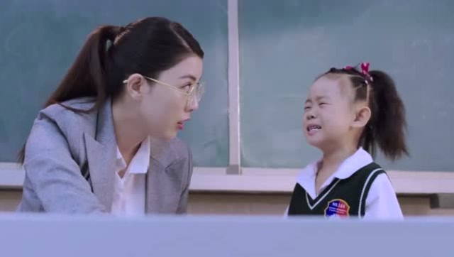 美女小雨老师不理解小学生的意思,却把小萝莉给惹哭了!