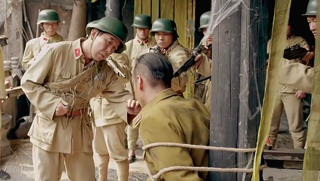 国军士兵抓了个穿小鬼子军服的男子,没想到对方是军统顶级特工